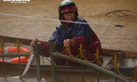 Quảng Bình đề nghị dùng trực thăng, người nhái tiếp tế dân vùng lũ